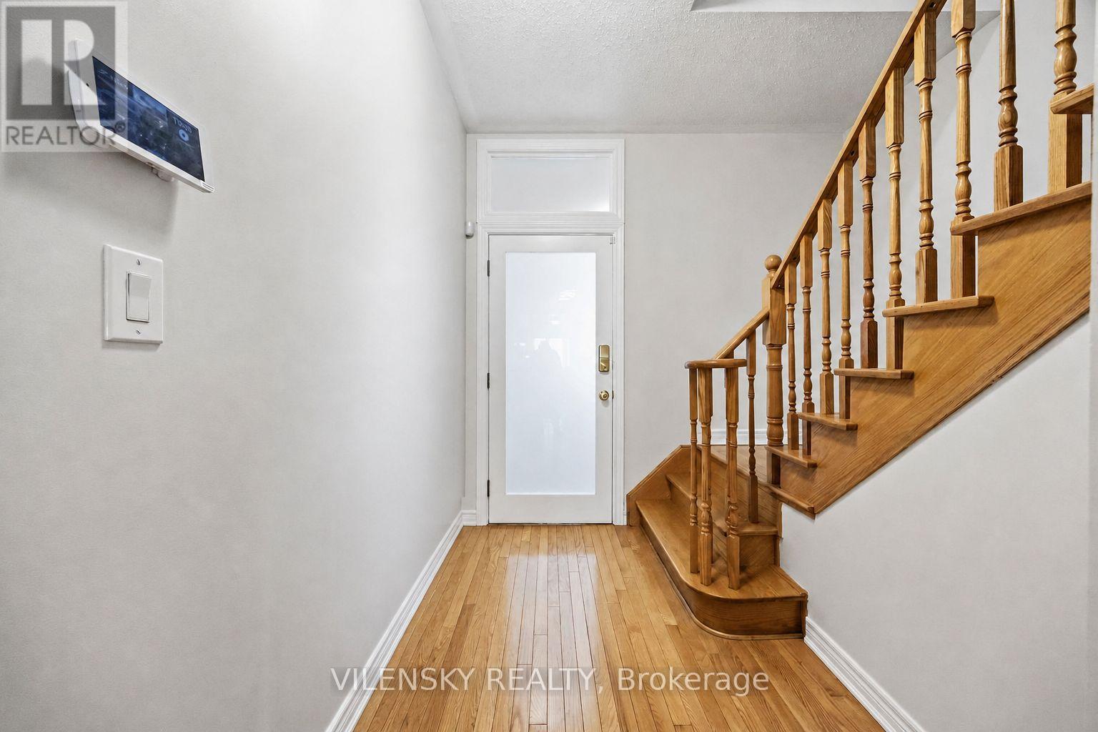 Row / Townhouse – UPPER - 19 SHELBOURNE DRIVE, Vaughan – photo 2