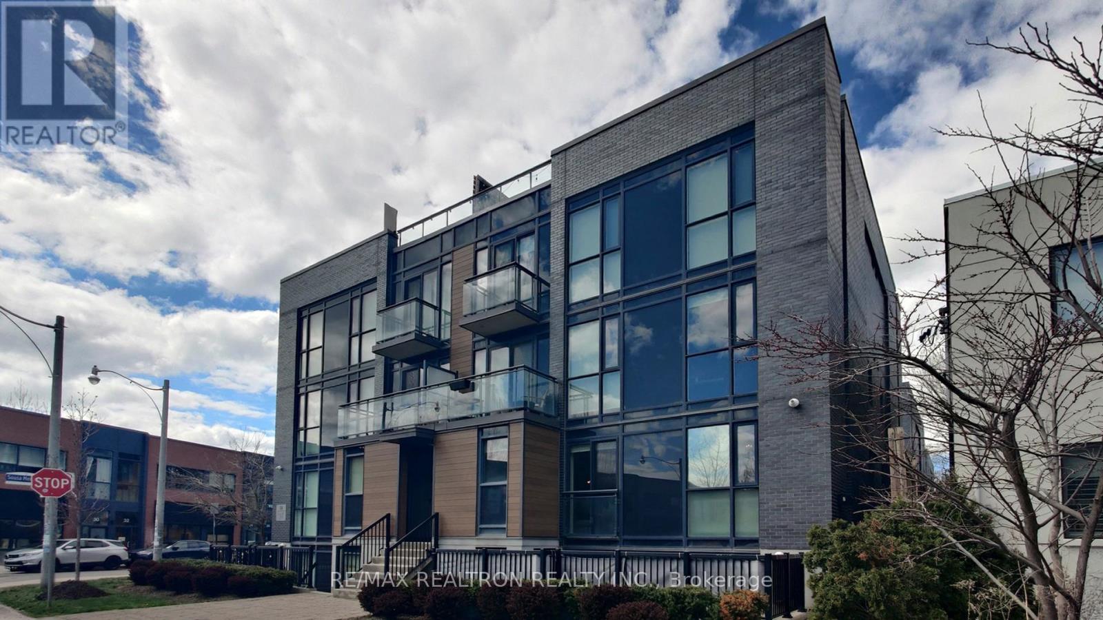 Row / Townhouse – 402 - 58 MACAULAY AVENUE, Toronto – photo 2