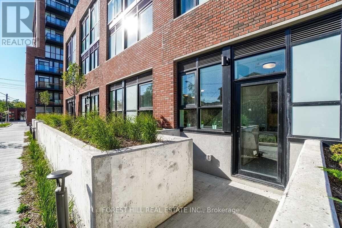 Row / Townhouse – 103 - 2300 ST CLAIR AVENUE W, Toronto – photo 2