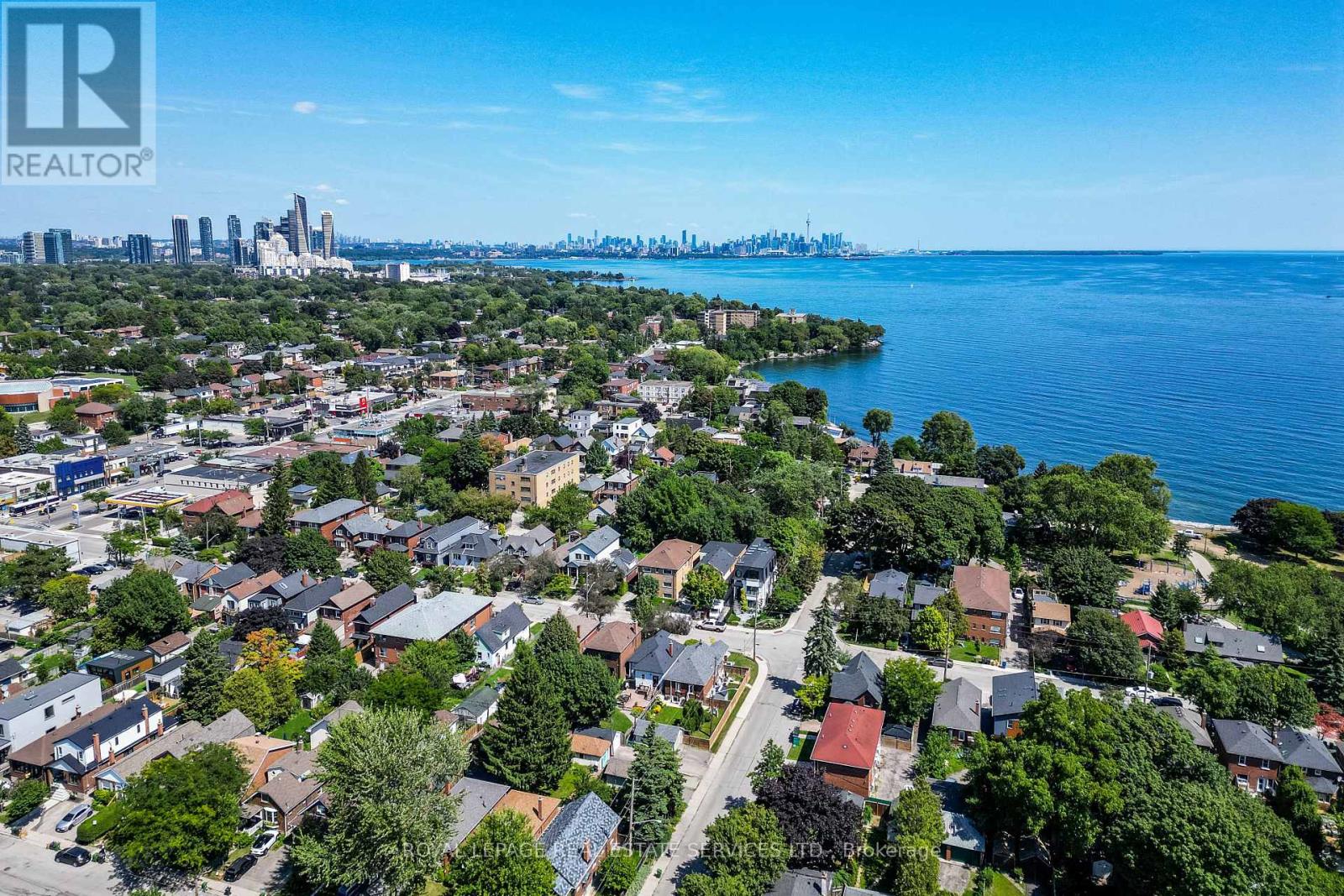 House – 47 THIRD STREET, Toronto – photo 2