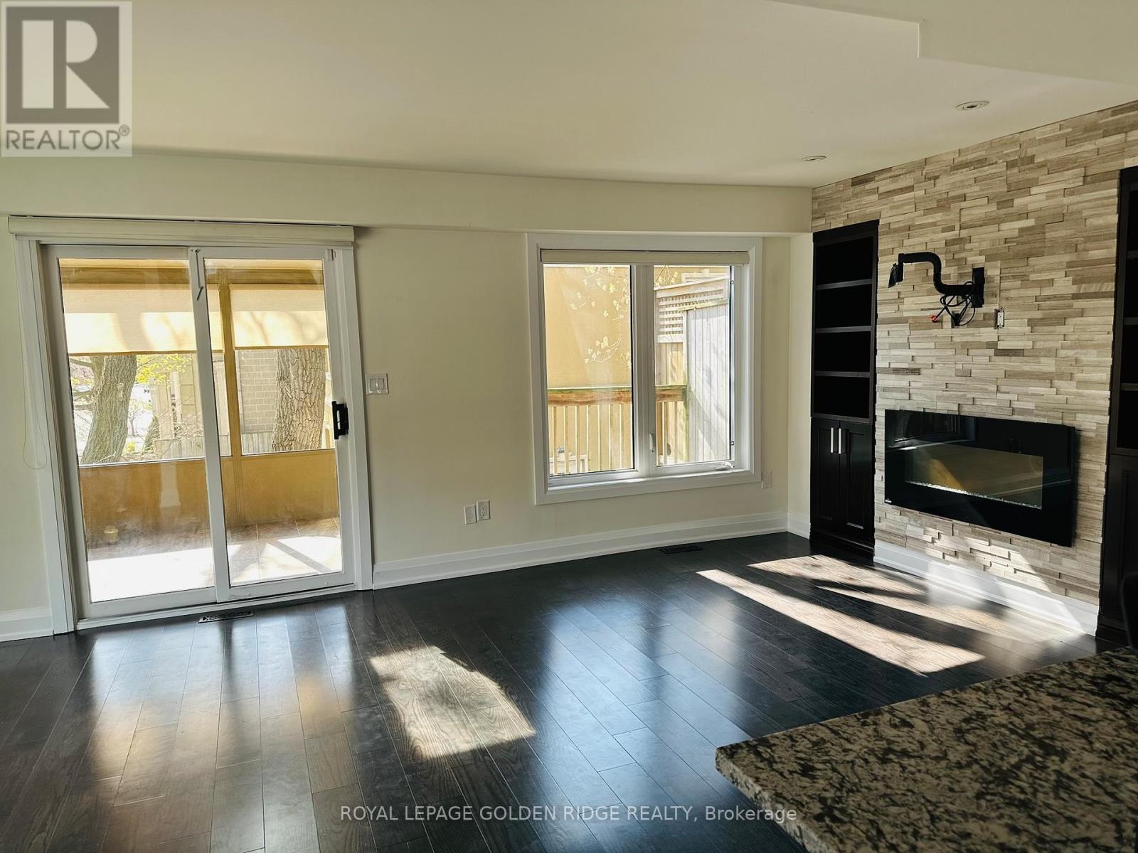 Row / Townhouse – 60 JOHN STREET, Oakville – photo 4