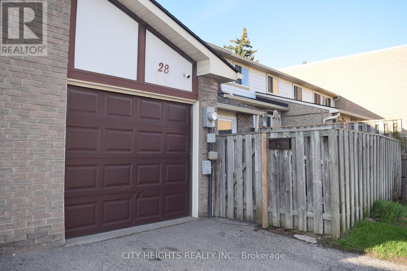 Row / Townhouse – 28 CREST FERN WAY, Toronto – photo 2