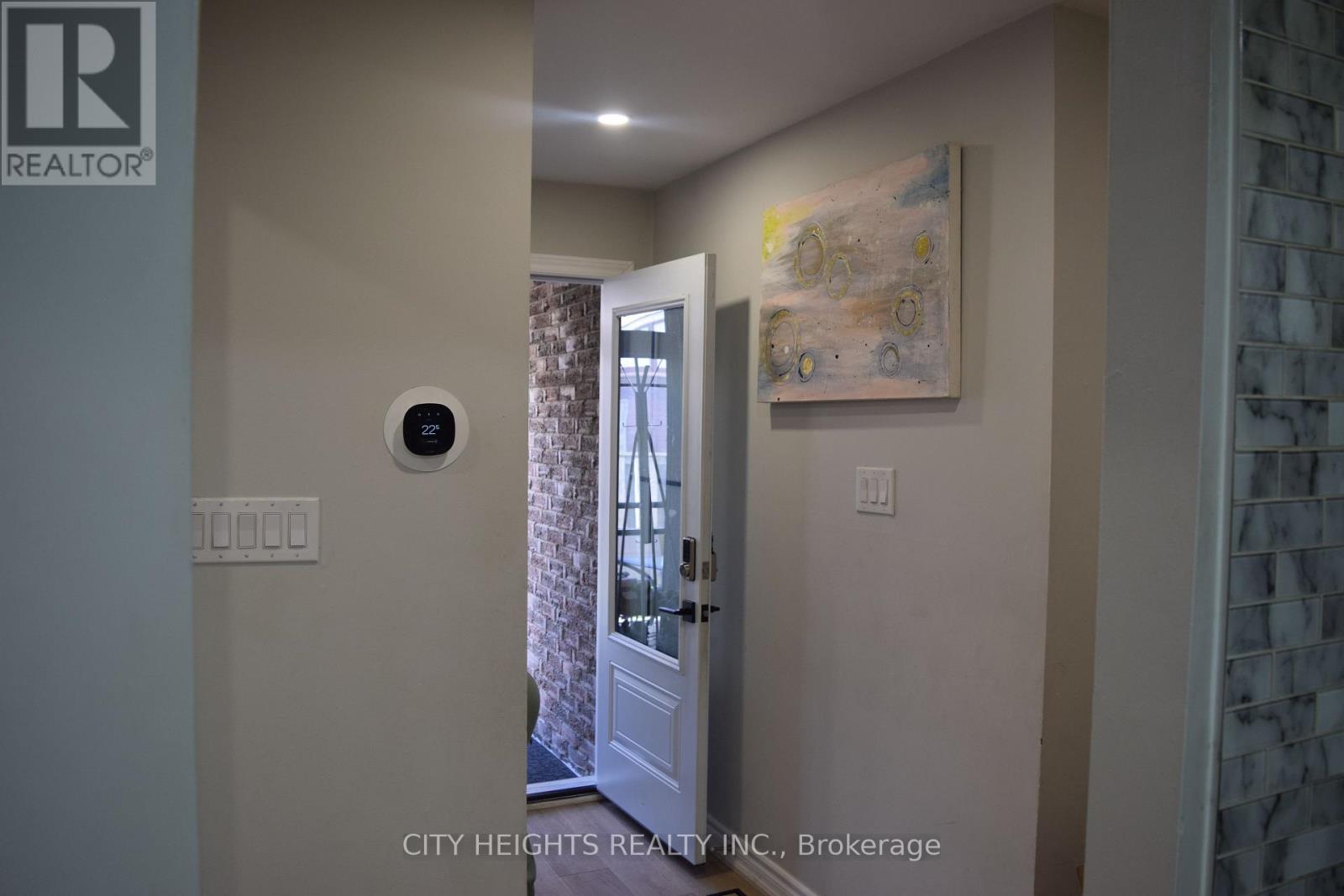 Row / Townhouse – 28 CREST FERN WAY, Toronto – photo 3