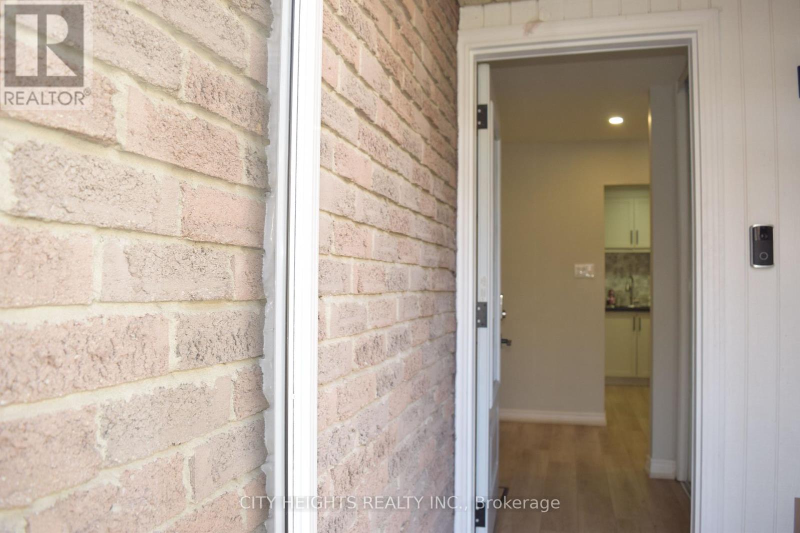 Row / Townhouse – 28 CREST FERN WAY, Toronto – photo 4