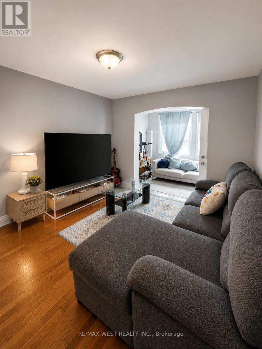 House – 112 SILVERTHORN AVENUE, Toronto – photo 4
