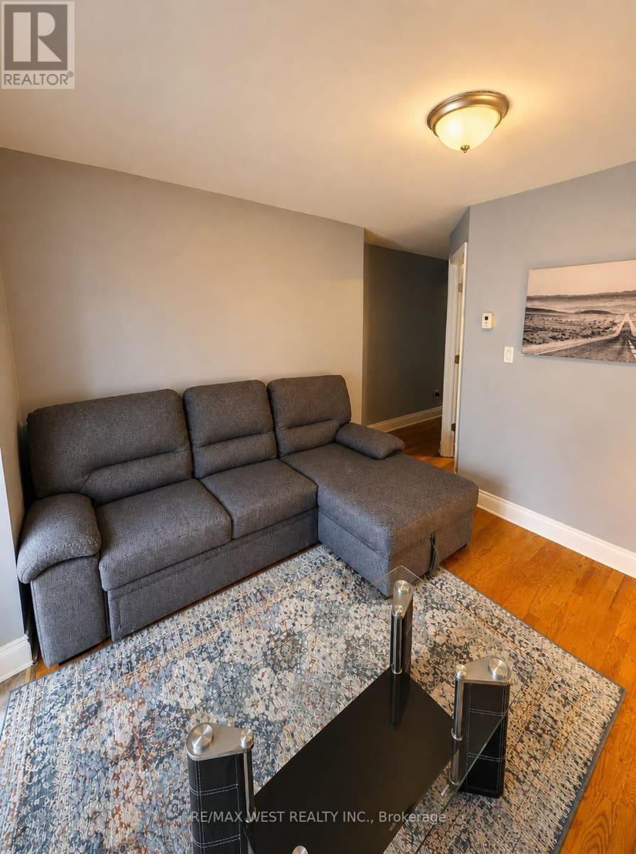 House – 112 SILVERTHORN AVENUE, Toronto – photo 5