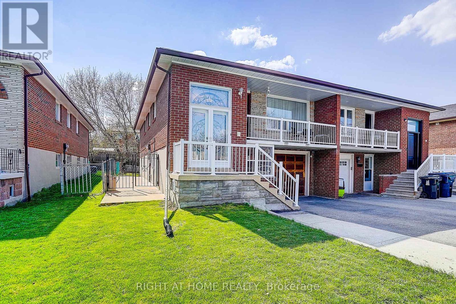 House – 42 FRANEL CRESCENT, Toronto – photo 2