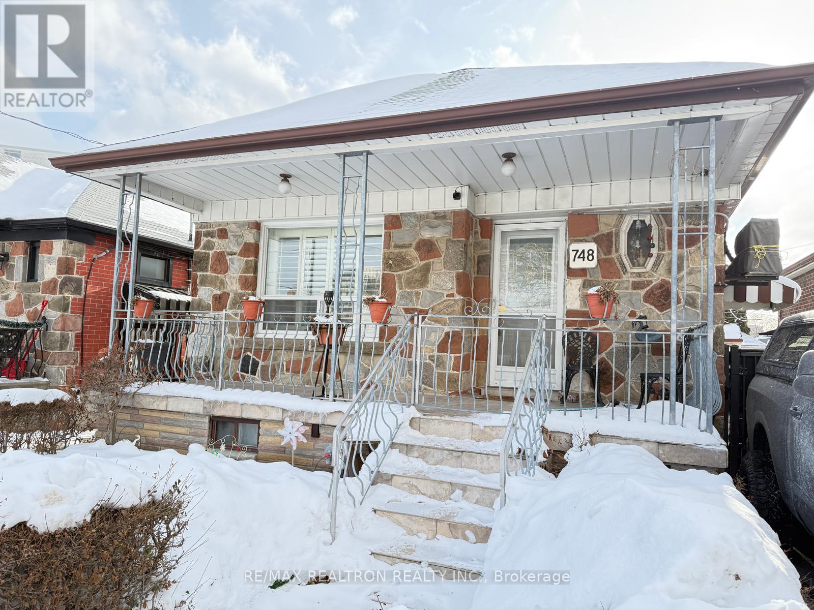 House – 748 VAUGHAN ROAD, Toronto – photo 2