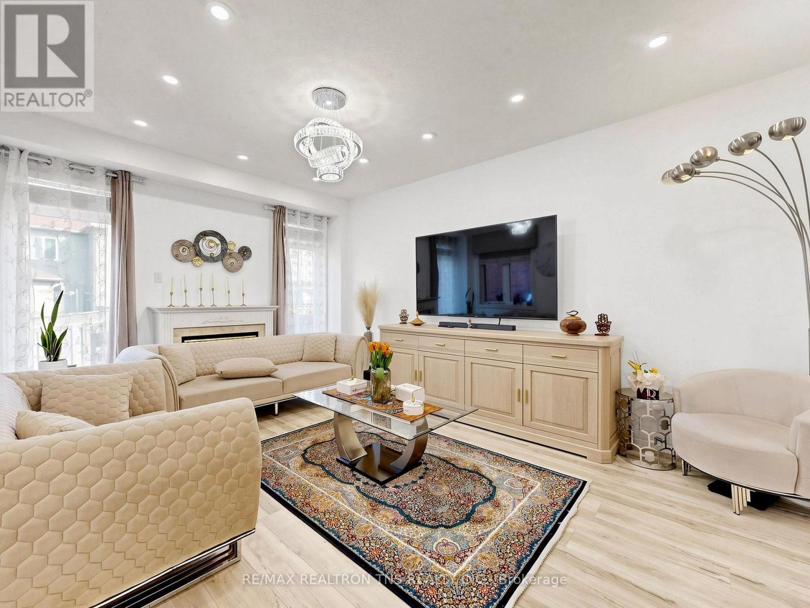 Row / Townhouse – 7 HOLLY DRIVE, Richmond Hill – photo 4