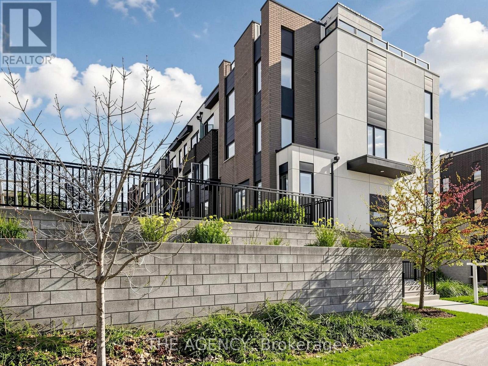 Row / Townhouse – 1 - 55 THOMAS MULHOLLAND DRIVE, Toronto – photo 4