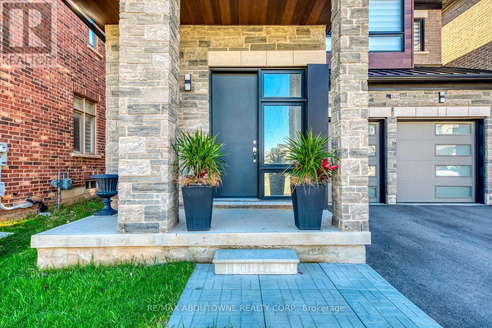 House – 2432 EDWARD LEAVER TRAIL, Oakville – photo 2