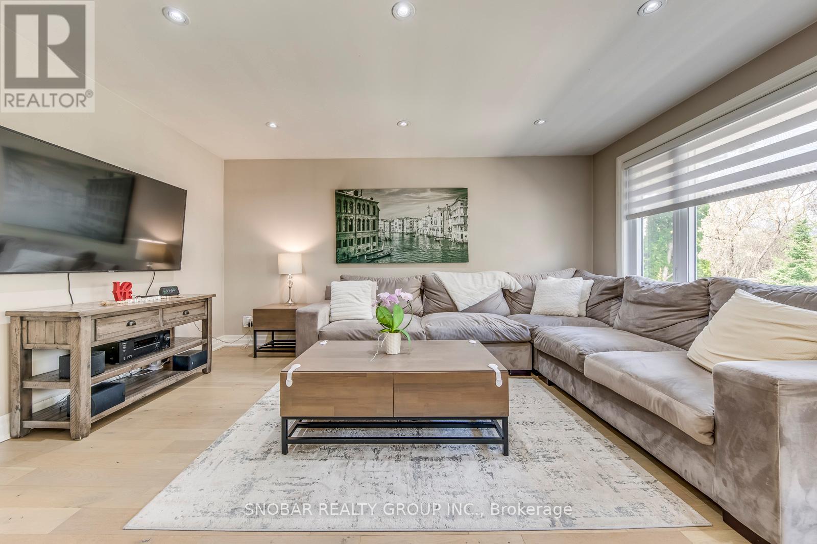 House – 72 HADRIAN DRIVE, Toronto – photo 3