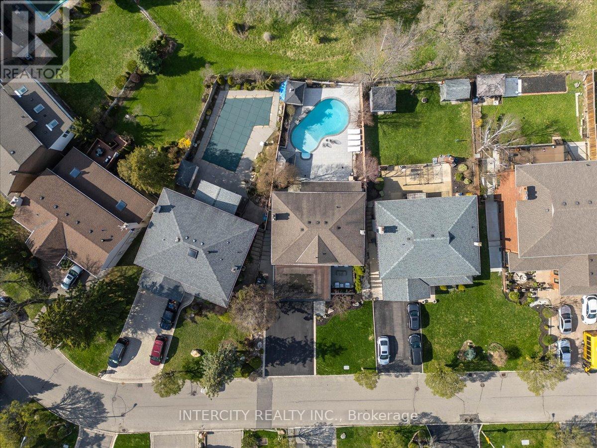 House – 61 GOLFWOOD HEIGHTS, Toronto – photo 2