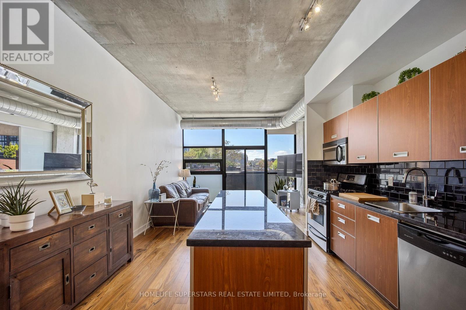 Apartment – 303 - 60 BATHURST STREET, Toronto – photo 2