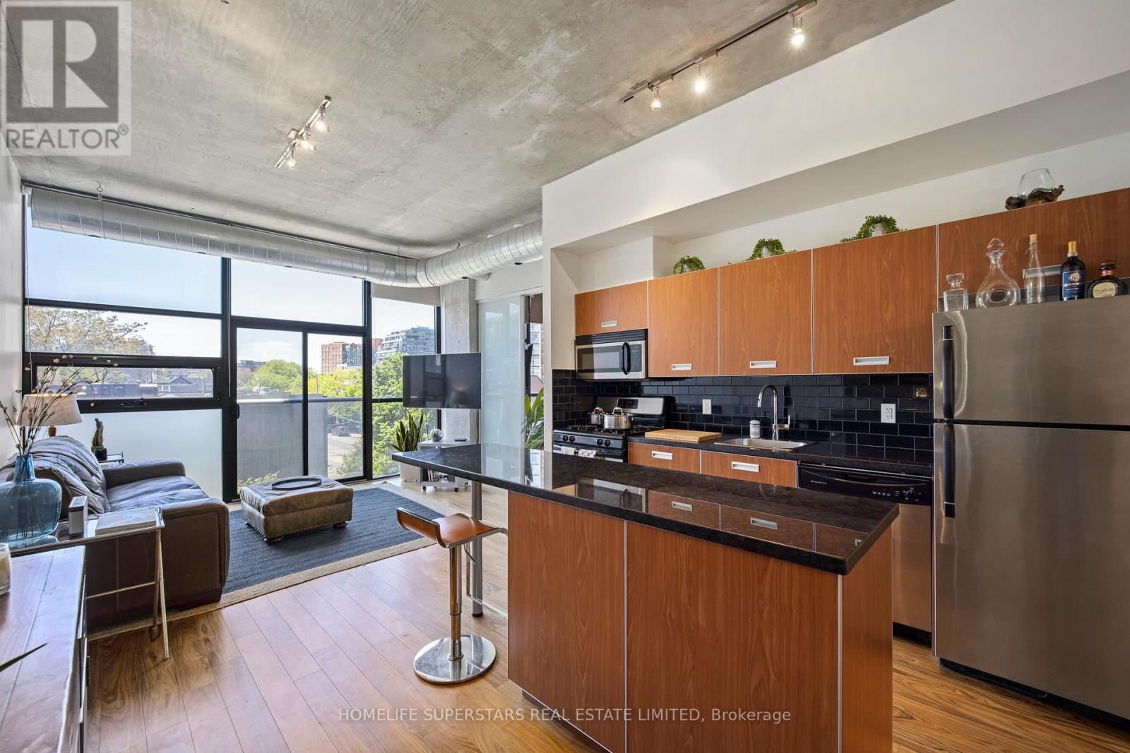 Apartment – 303 - 60 BATHURST STREET, Toronto – photo 3