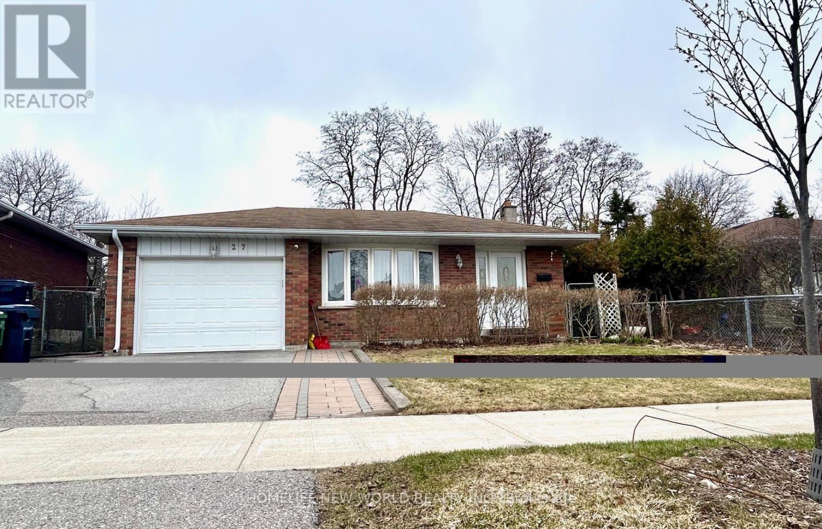 House – UPPER - 27 HAYWARD CRESCENT, Toronto – photo 2