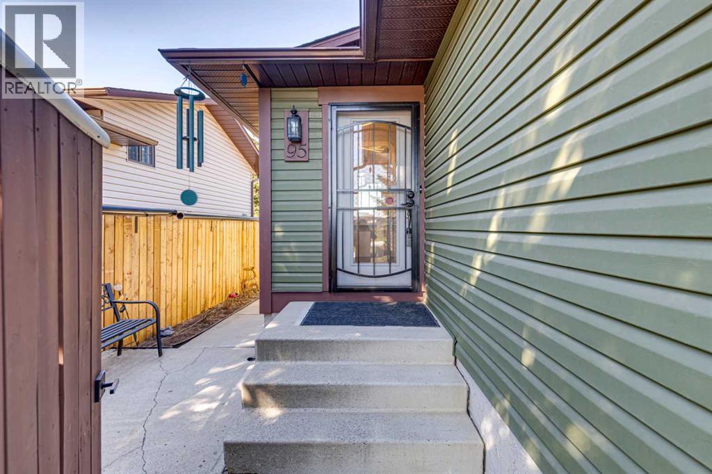 House for Sale in 95 McHugh Road NE|Calgary, Alberta T2E7R5 2
