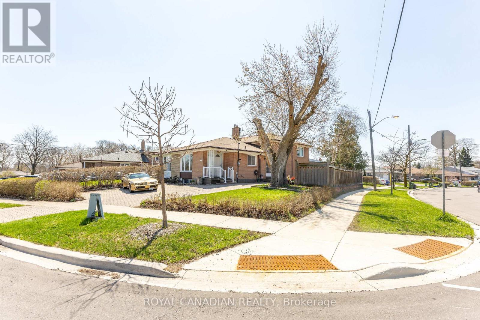 House – 16 GAMBELLO CRESCENT, Toronto – photo 2