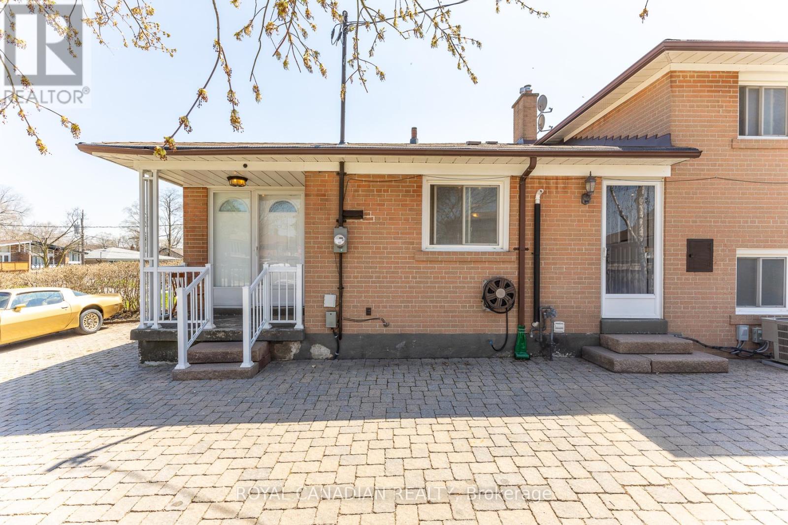 House – 16 GAMBELLO CRESCENT, Toronto – photo 4