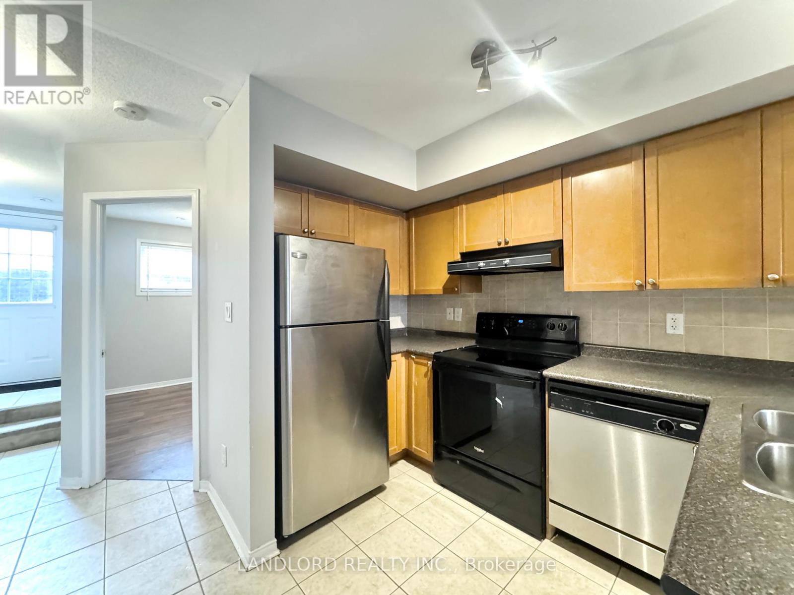 Row / Townhouse – 91 - 65 TURNTABLE CRESCENT, Toronto – photo 2