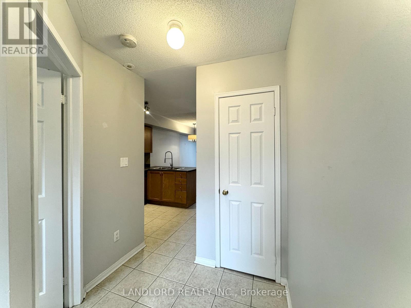 Row / Townhouse – 91 - 65 TURNTABLE CRESCENT, Toronto – photo 3
