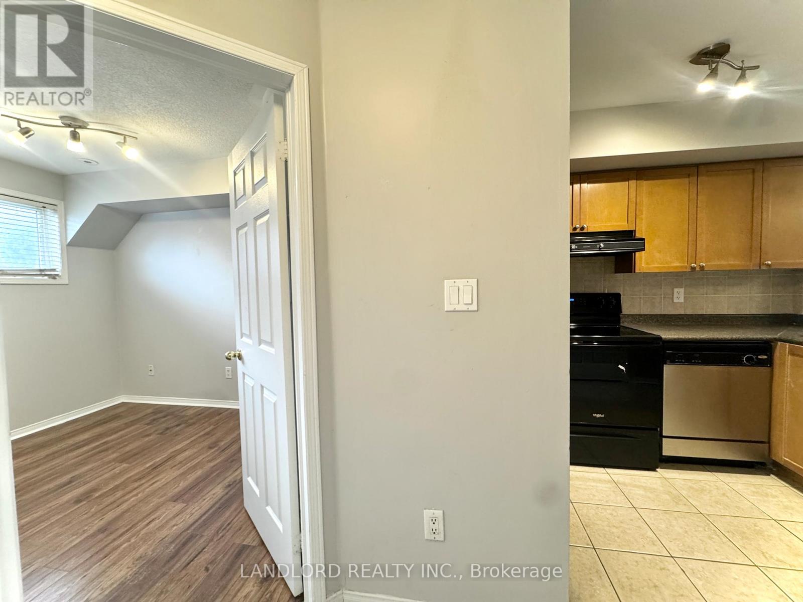 Row / Townhouse – 91 - 65 TURNTABLE CRESCENT, Toronto – photo 4