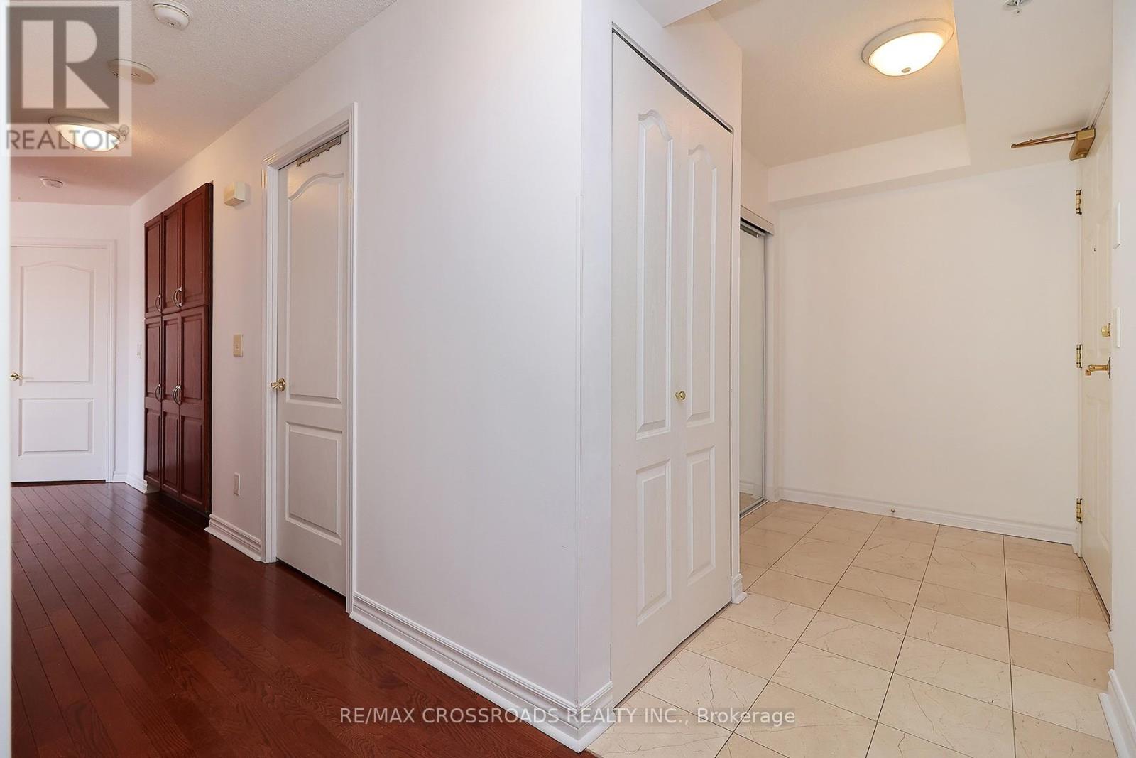 Apartment – 703 - 350 PRINCESS ROYAL DRIVE, Mississauga – photo 3