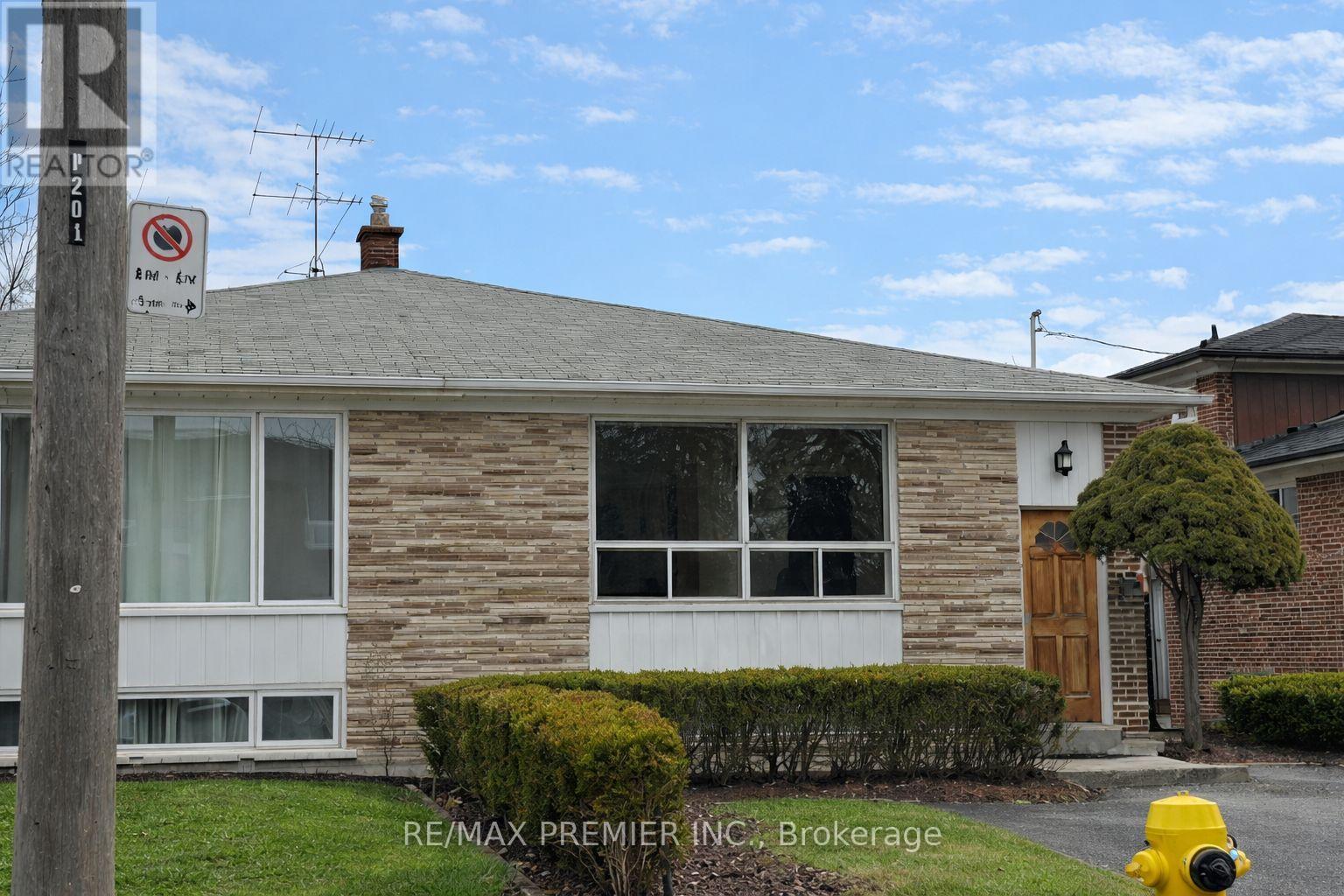 House – MAIN FLOOR - 199 GRACEDALE BOULEVARD, Toronto – photo 2
