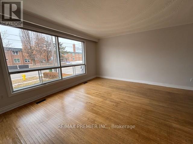 House – MAIN FLOOR - 199 GRACEDALE BOULEVARD, Toronto – photo 5