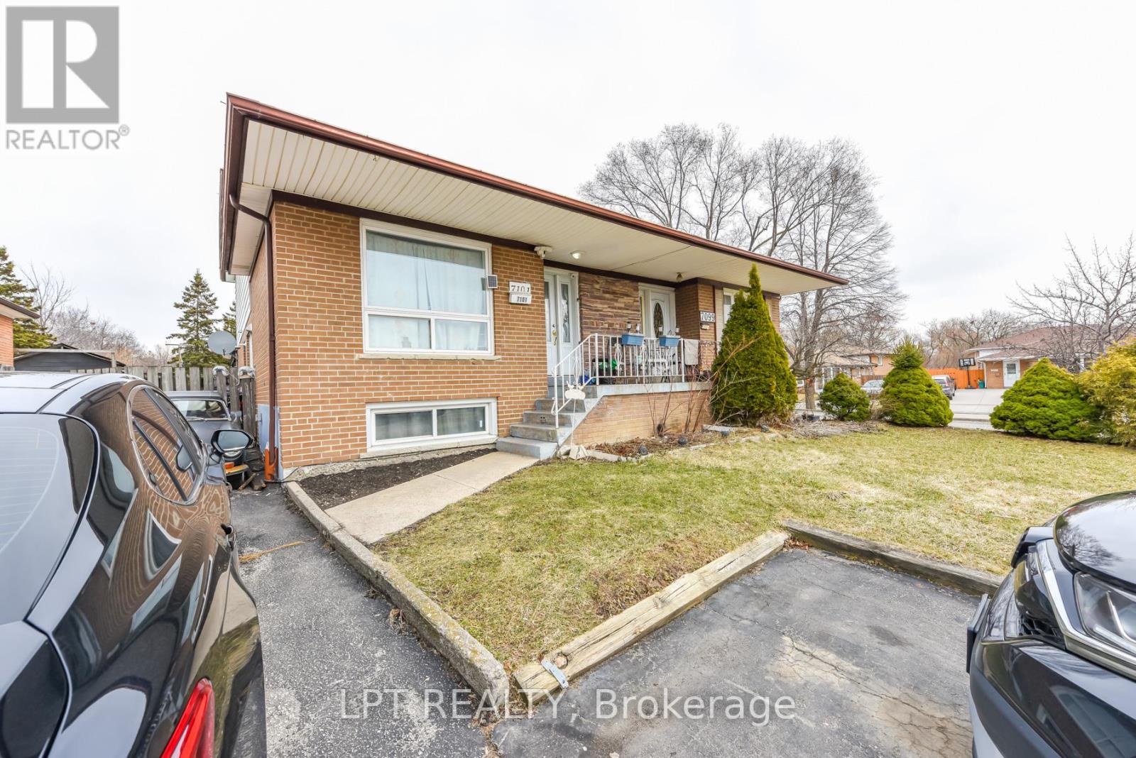 House – 7101 CODLIN AVENUE, Mississauga – photo 2