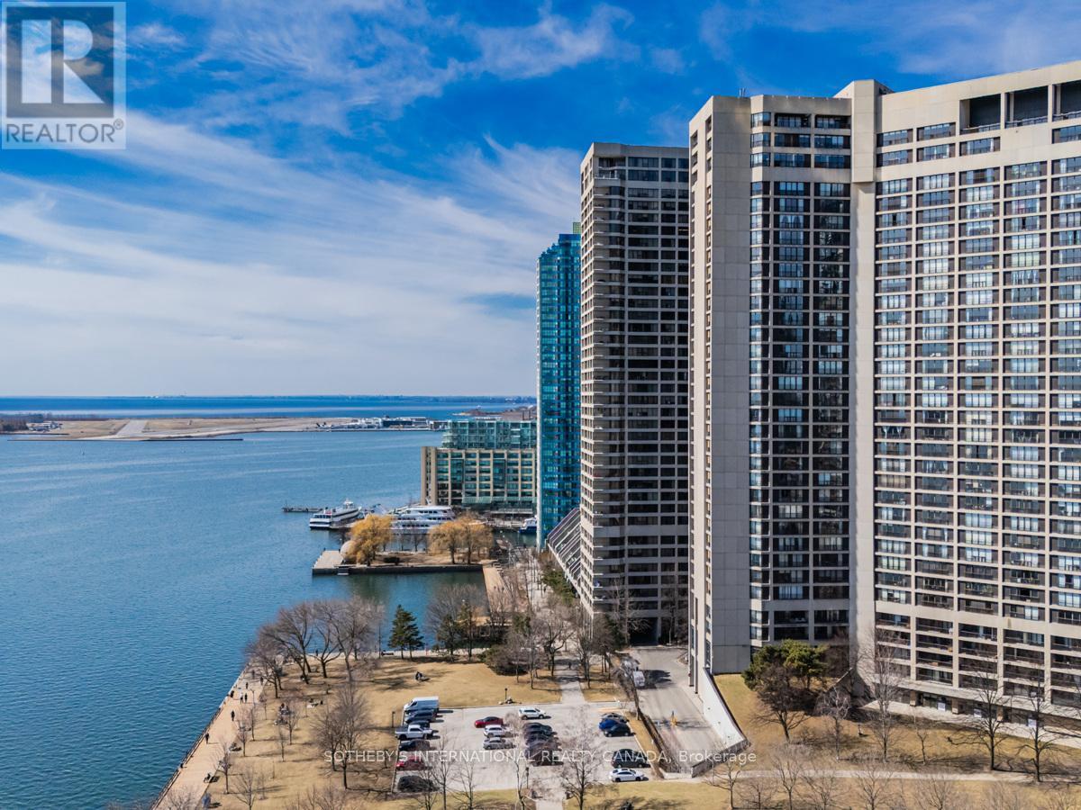 Apartment – 2204 - 65 HARBOUR SQUARE, Toronto – photo 2