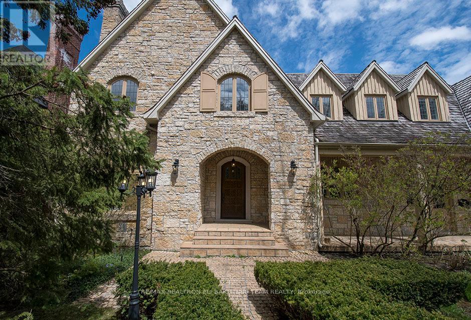 House – 14 ST MARGARETS DRIVE, Toronto – photo 2