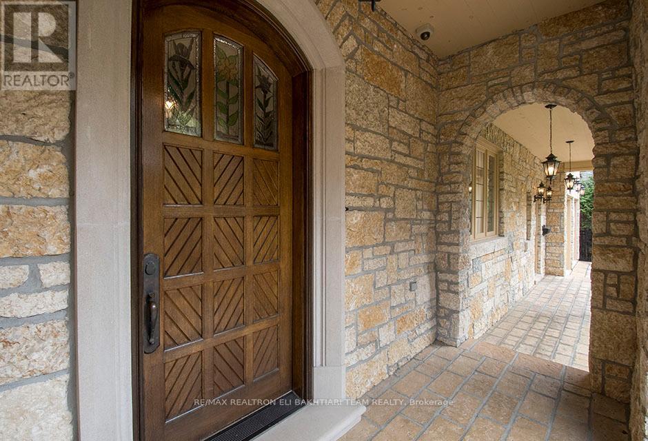 House – 14 ST MARGARETS DRIVE, Toronto – photo 4