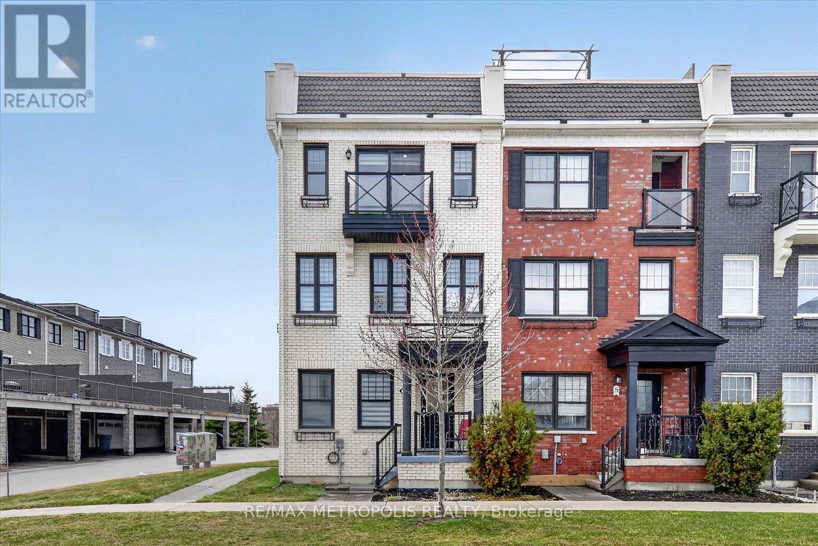 Row / Townhouse – 1 BOADWAY CRESCENT, Whitchurch-Stouffville – photo 3