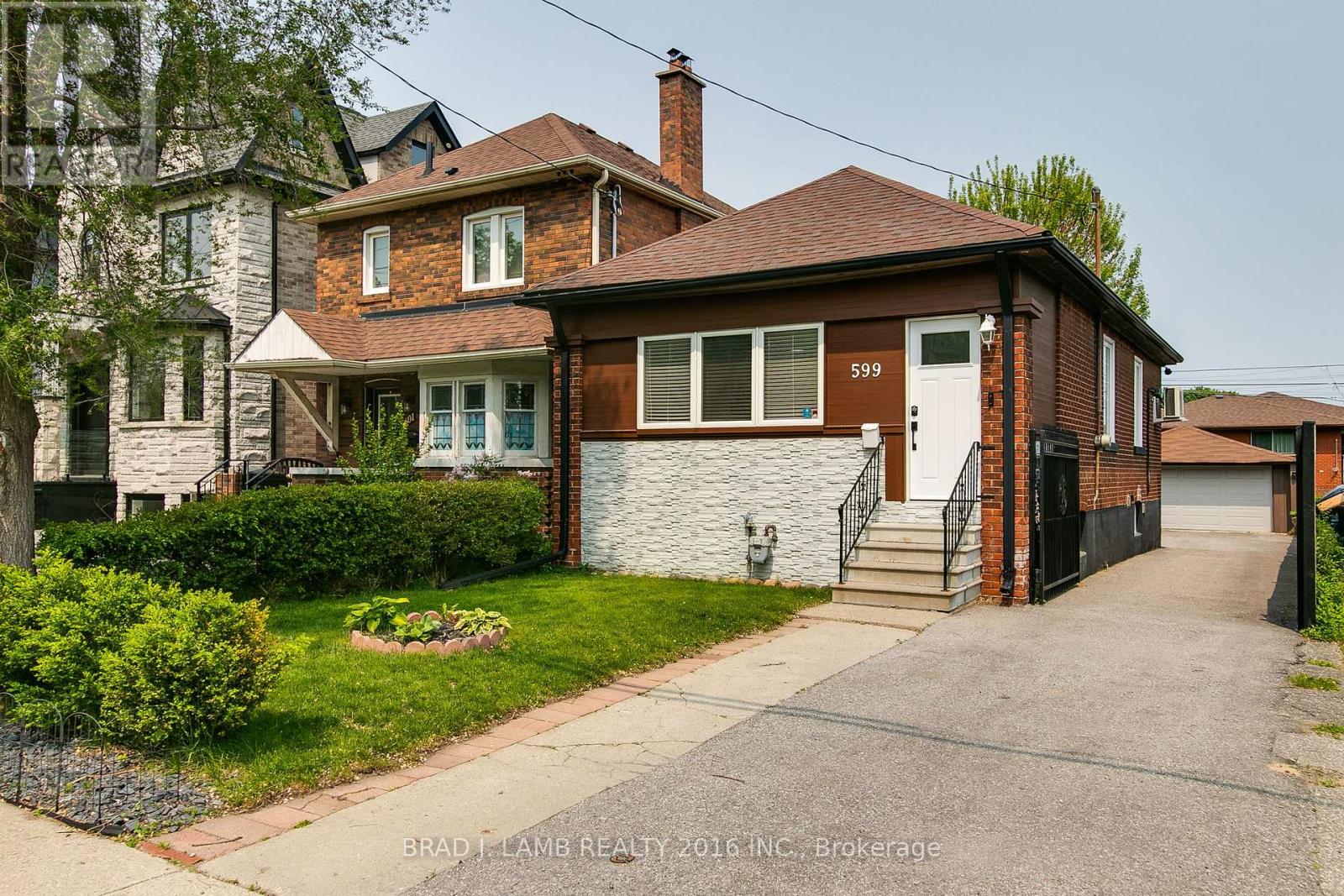 House – 599 ROYAL YORK ROAD, Toronto – photo 2