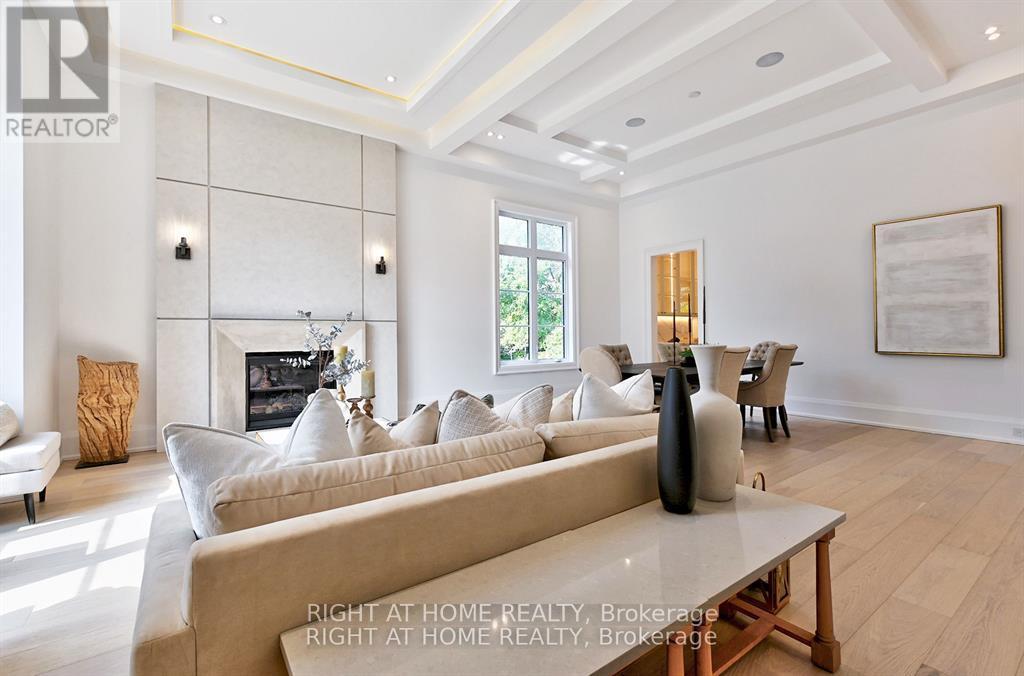 House – 27 HURLINGHAM CRESCENT, Toronto – photo 3