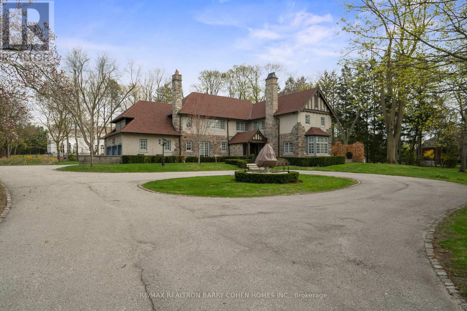 House – 15 PARK LANE CIRCLE, Toronto – photo 2