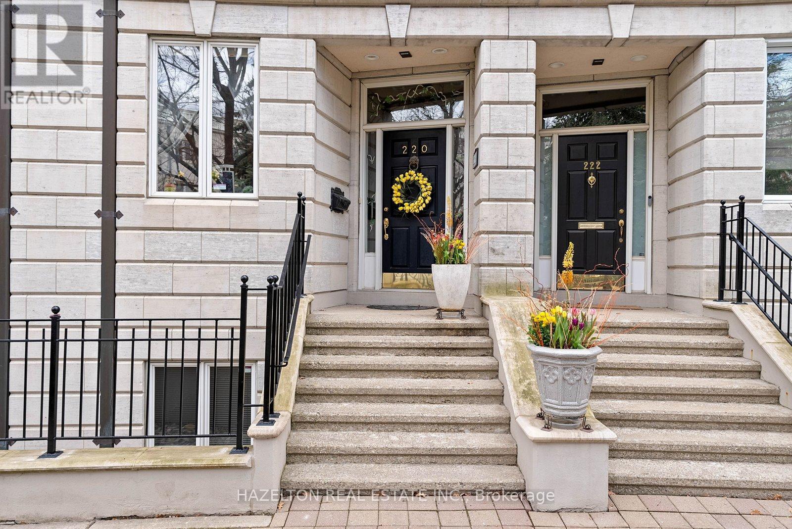Row / Townhouse – 220 WALMER ROAD W, Toronto – photo 2