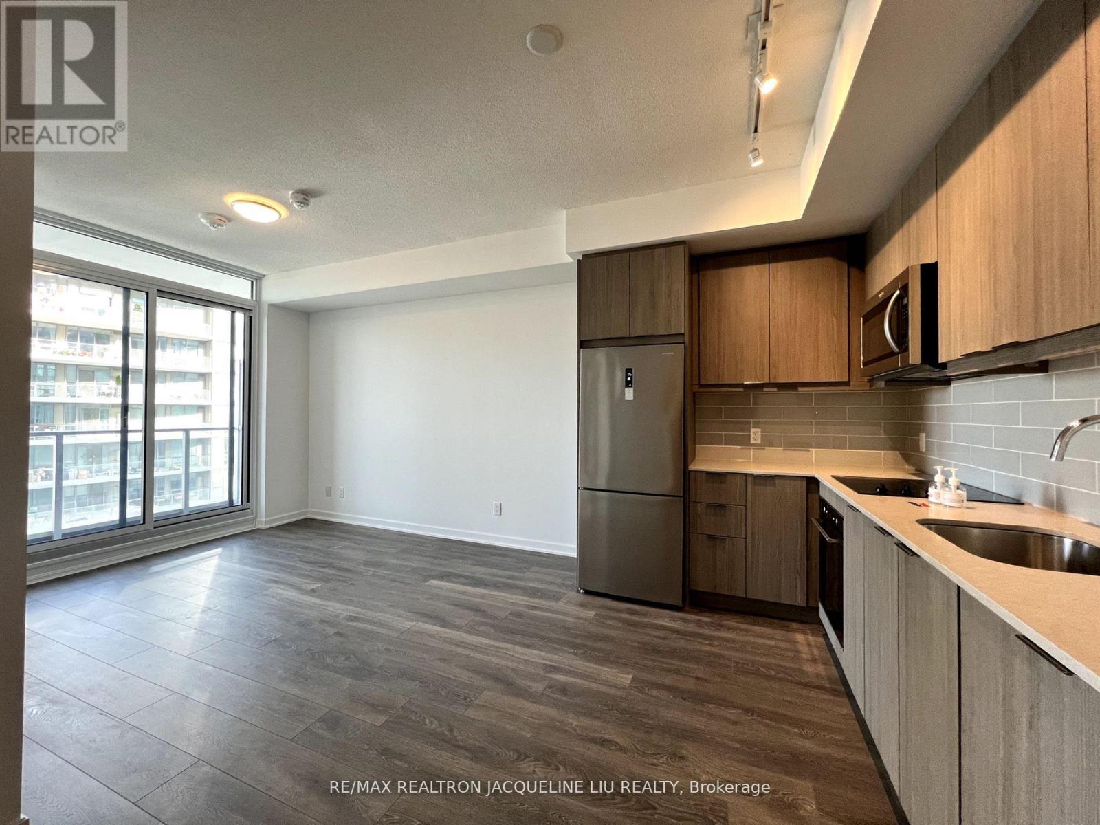 Apartment – 2010 - 38 FOREST MANOR ROAD, Toronto – photo 1