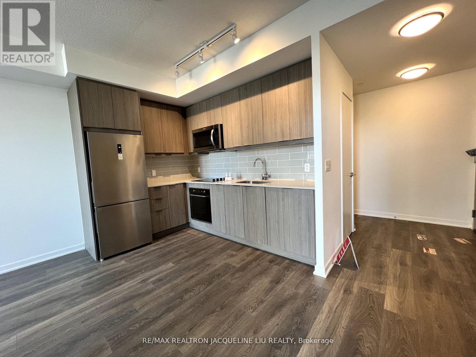 Apartment – 2010 - 38 FOREST MANOR ROAD, Toronto – photo 2