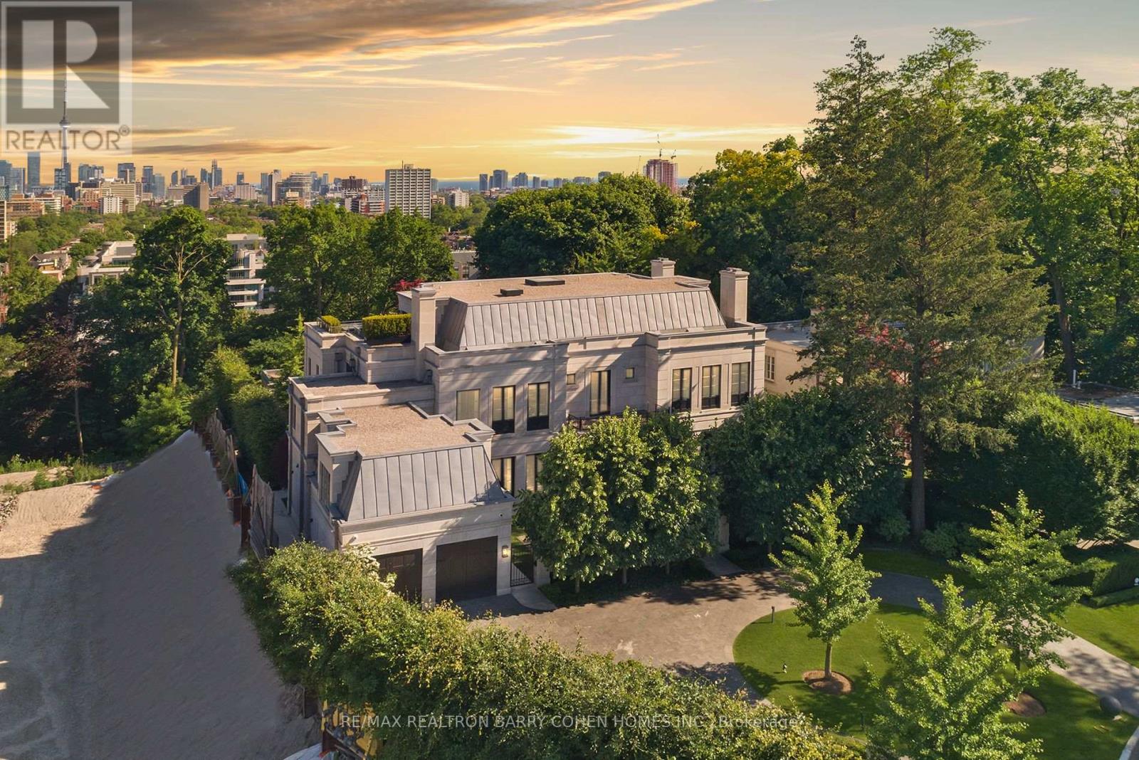 House – 17 ARDWOLD GATE, Toronto – photo 2