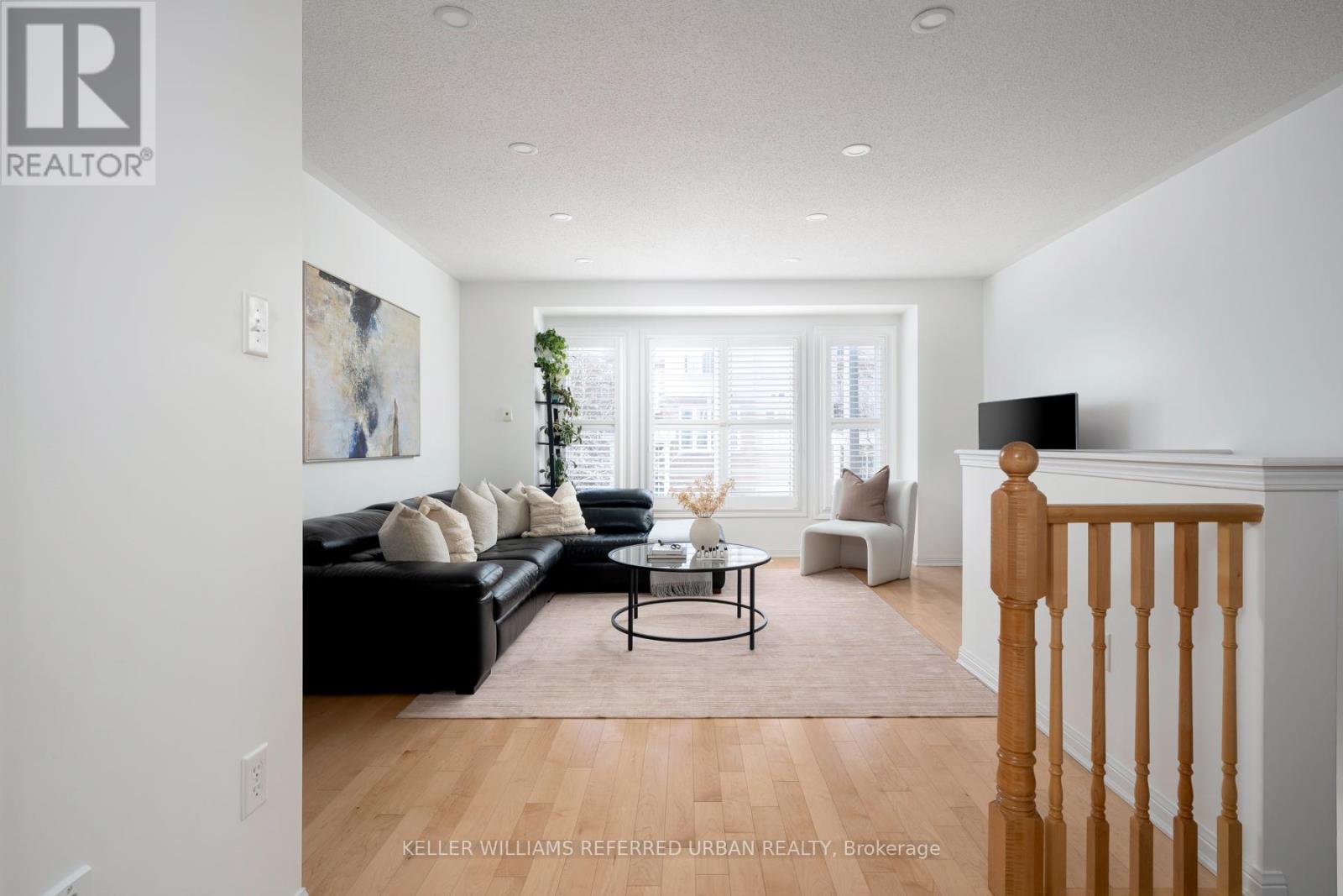 Row / Townhouse – 11 WINKLER TERRACE, Toronto – photo 3
