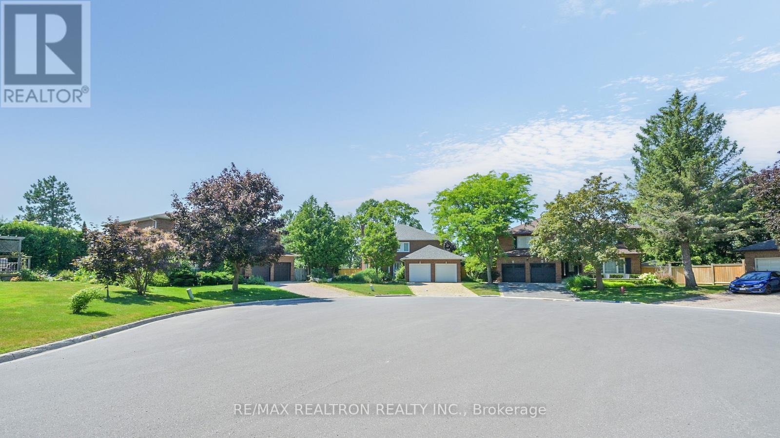 House – 12 GREENBRIAR COURT, Aurora – photo 2