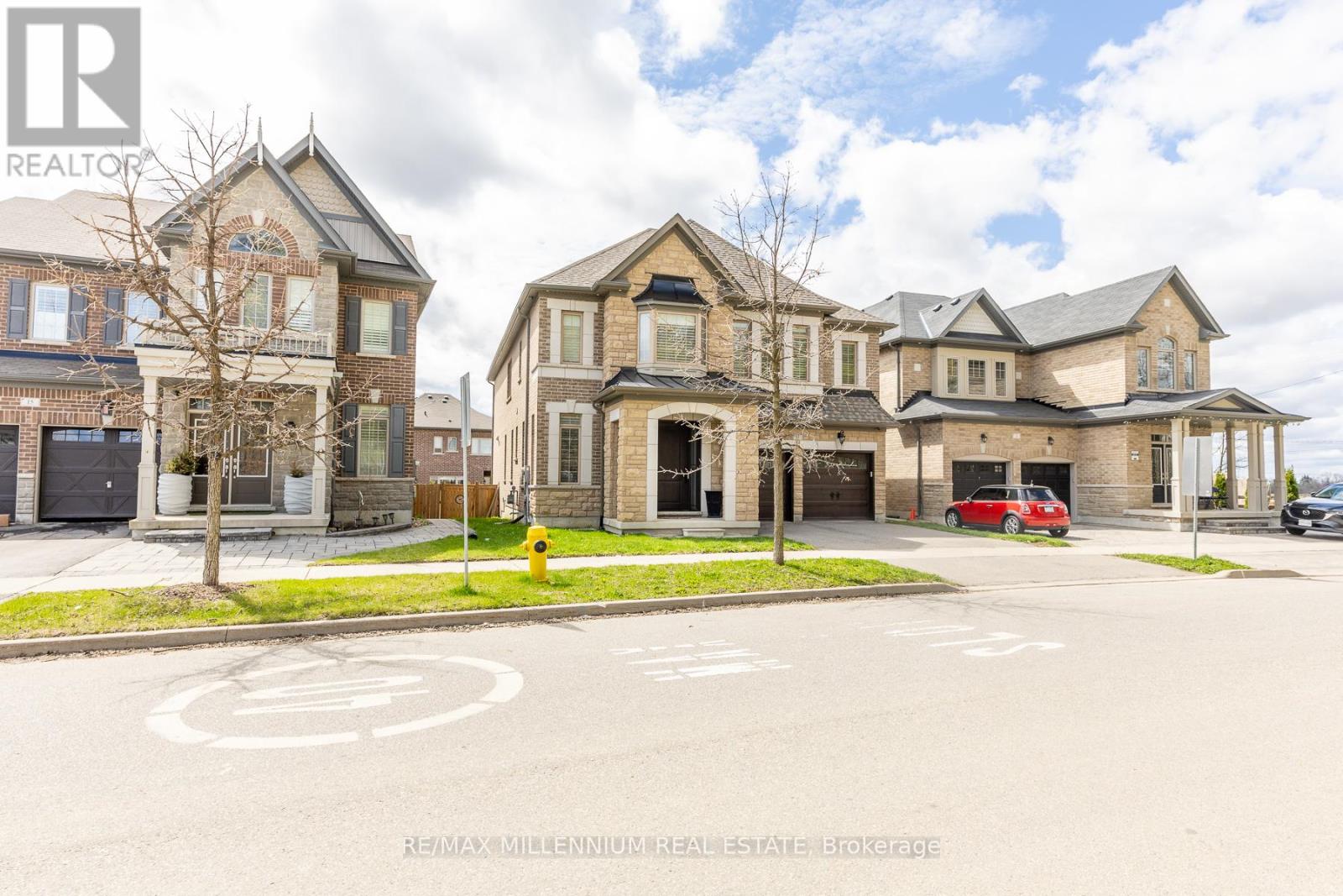 House – 11 ALGOMA DRIVE, Vaughan – photo 2