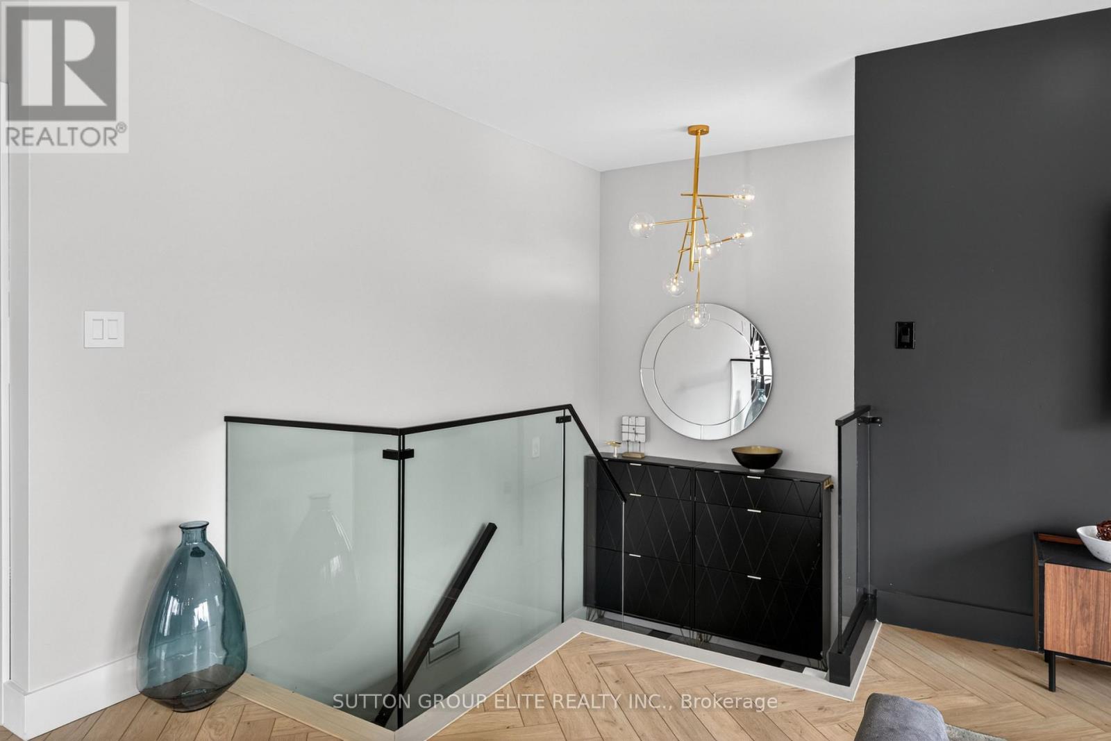 House – 19 HARDWICK COURT, Toronto – photo 2