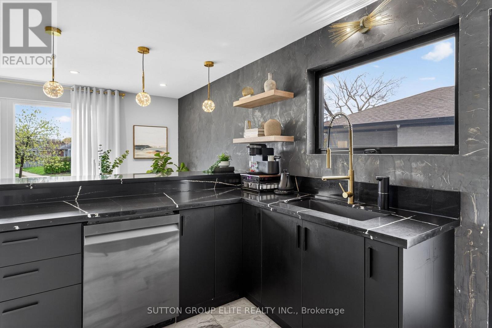 House – 19 HARDWICK COURT, Toronto – photo 4