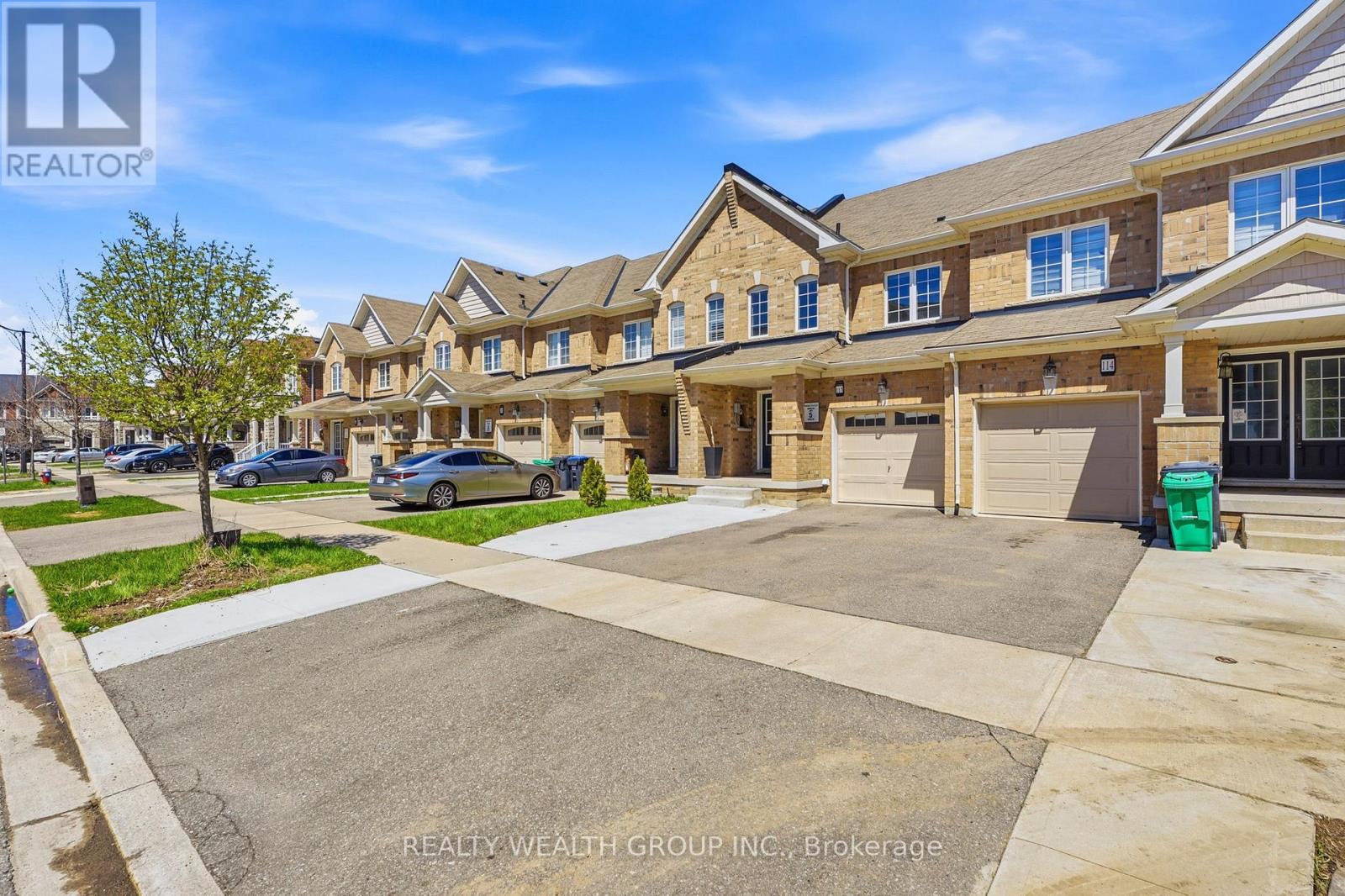 Row / Townhouse – 112 GOLDEN SPRINGS DRIVE, Brampton – photo 2
