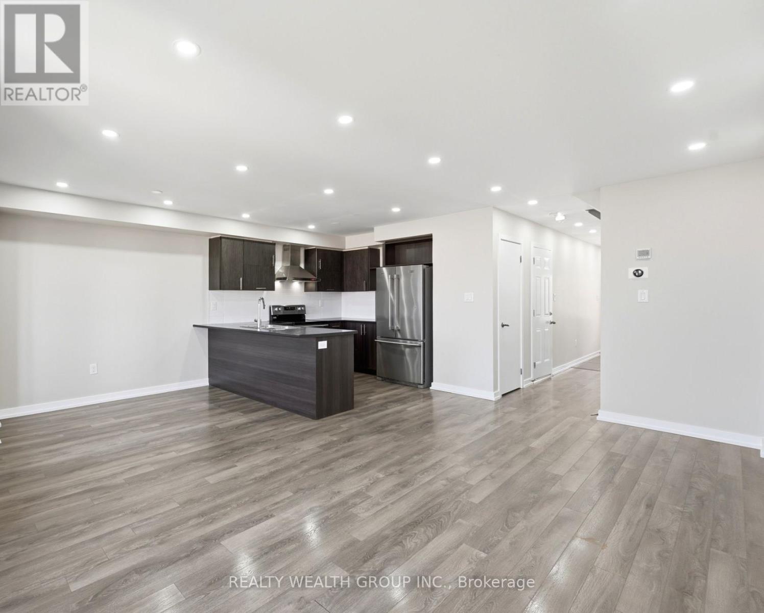 Row / Townhouse – 112 GOLDEN SPRINGS DRIVE, Brampton – photo 3