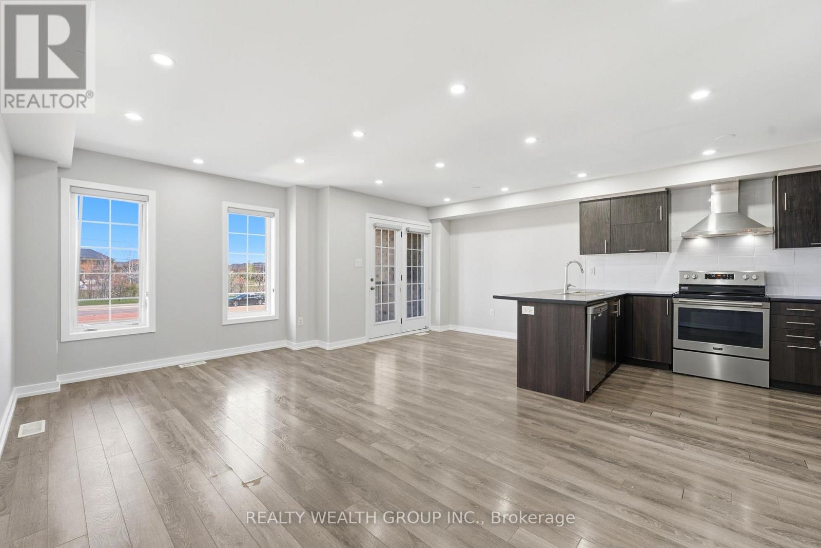Row / Townhouse – 112 GOLDEN SPRINGS DRIVE, Brampton – photo 4