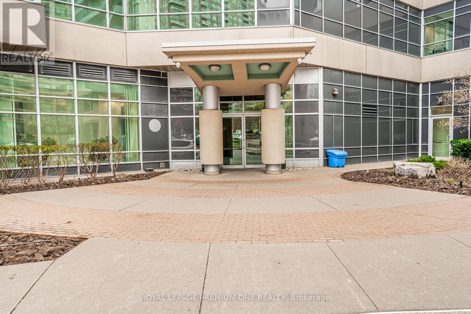 Apartment – 303 - 33 ELM DRIVE, Mississauga – photo 2